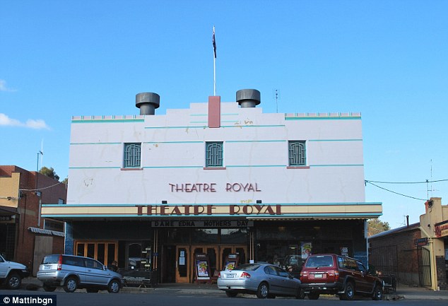 38b52f7c00000578-3803397-image-a-60_1474613909228